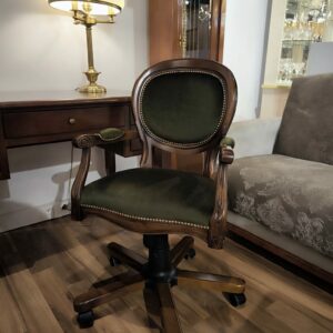 Fotel obrotowy 20C KO w ciemno zielonej tkaninie, drewno w odcieniu orzecha ozdobiony złotymi pinezkami (2)