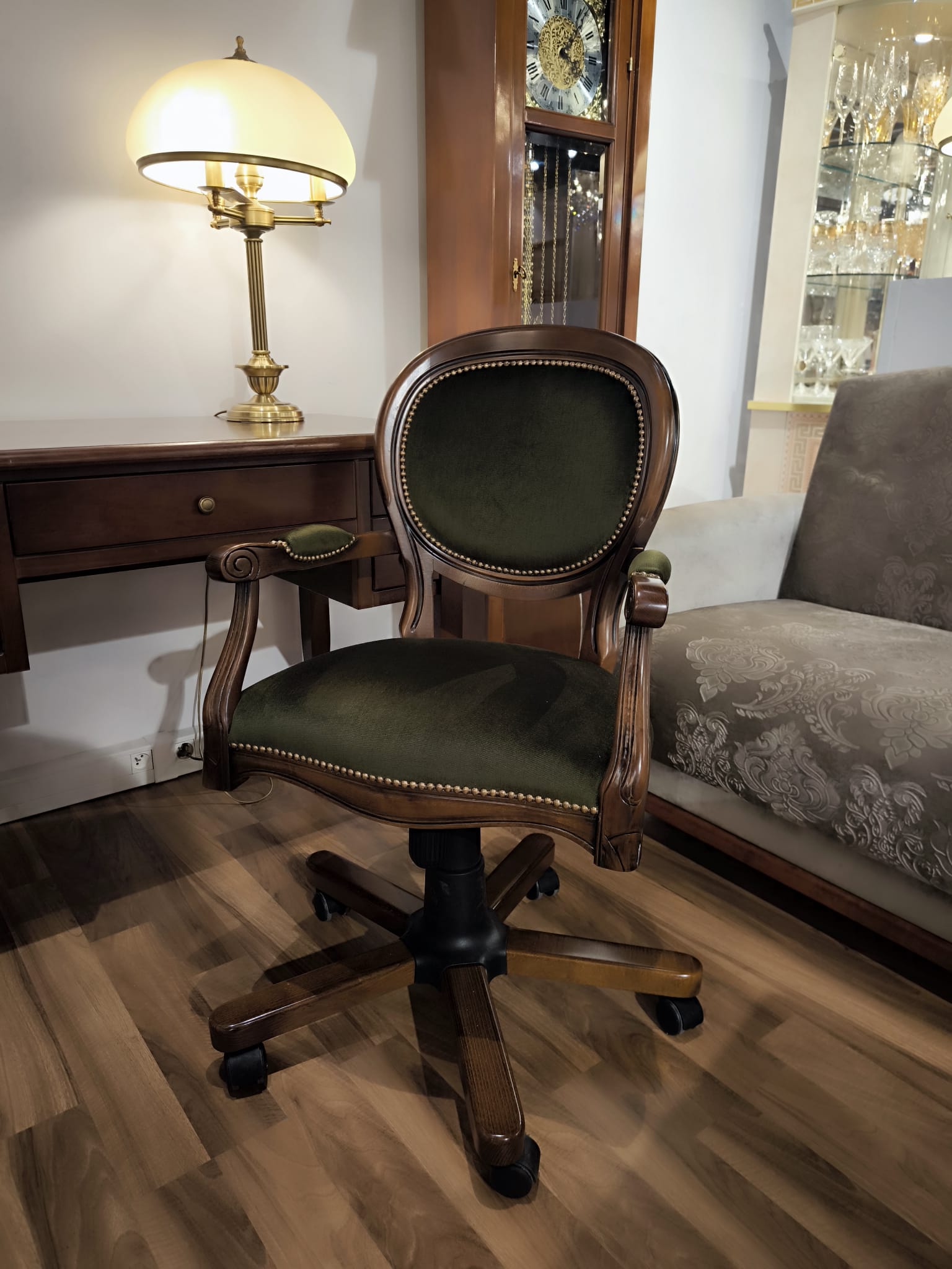 Fotel obrotowy 20C KO w ciemno zielonej tkaninie, drewno w odcieniu orzecha ozdobiony złotymi pinezkami (2)