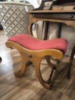 241K Puf Siedzisko w odcieniu wina, drewno to kolor jasnego orzecha (1)