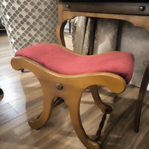 241K Puf Siedzisko w odcieniu wina, drewno to kolor jasnego orzecha (1)