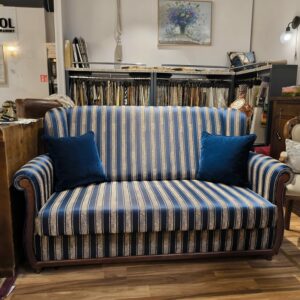 Sofa Lirka 2 osobowa z włoskim stelażem tkanina granotowo złota w paski (1)