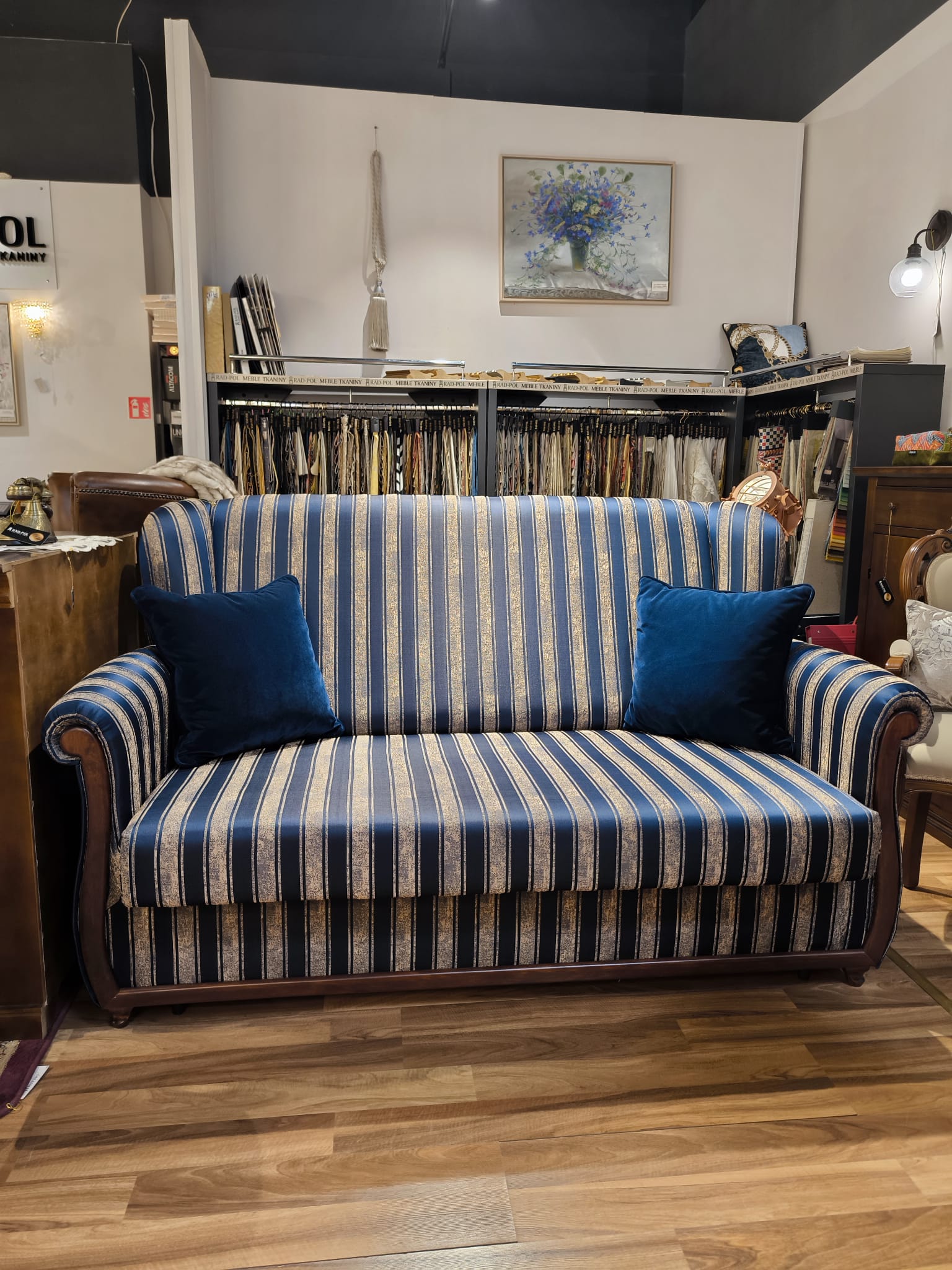Sofa Lirka 2 osobowa z włoskim stelażem tkanina granotowo złota w paski (1)