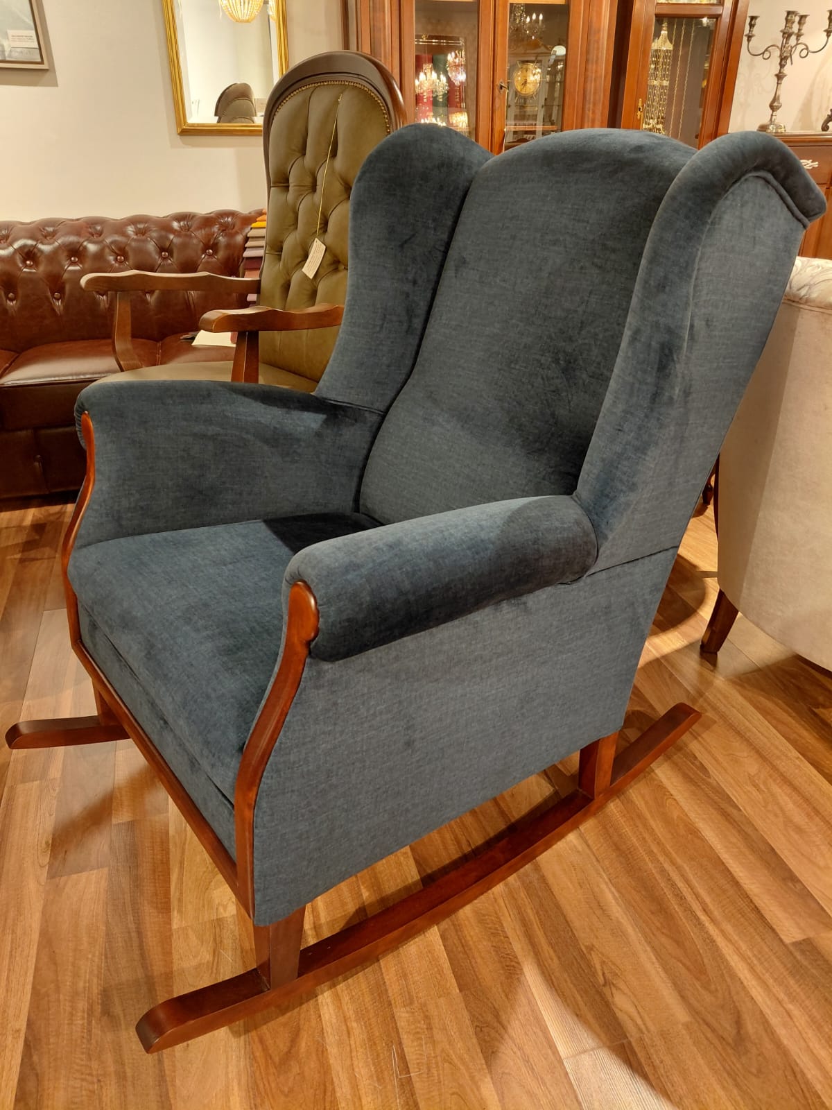 Fotel Bujany Berger, drewno średni orzech, miękka niebieska tkanina (1)