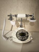 Telefon Hollywood w białym kolorze z pikowaniem i dżetami