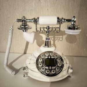 Telefon Hollywood w białym kolorze z pikowaniem i dżetami
