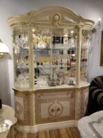 Witryna Aida w kolorze beżowym ze złotymi dekorami, wszystko w wysokim połysku