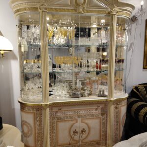 Witryna Aida w kolorze beżowym ze złotymi dekorami, wszystko w wysokim połysku