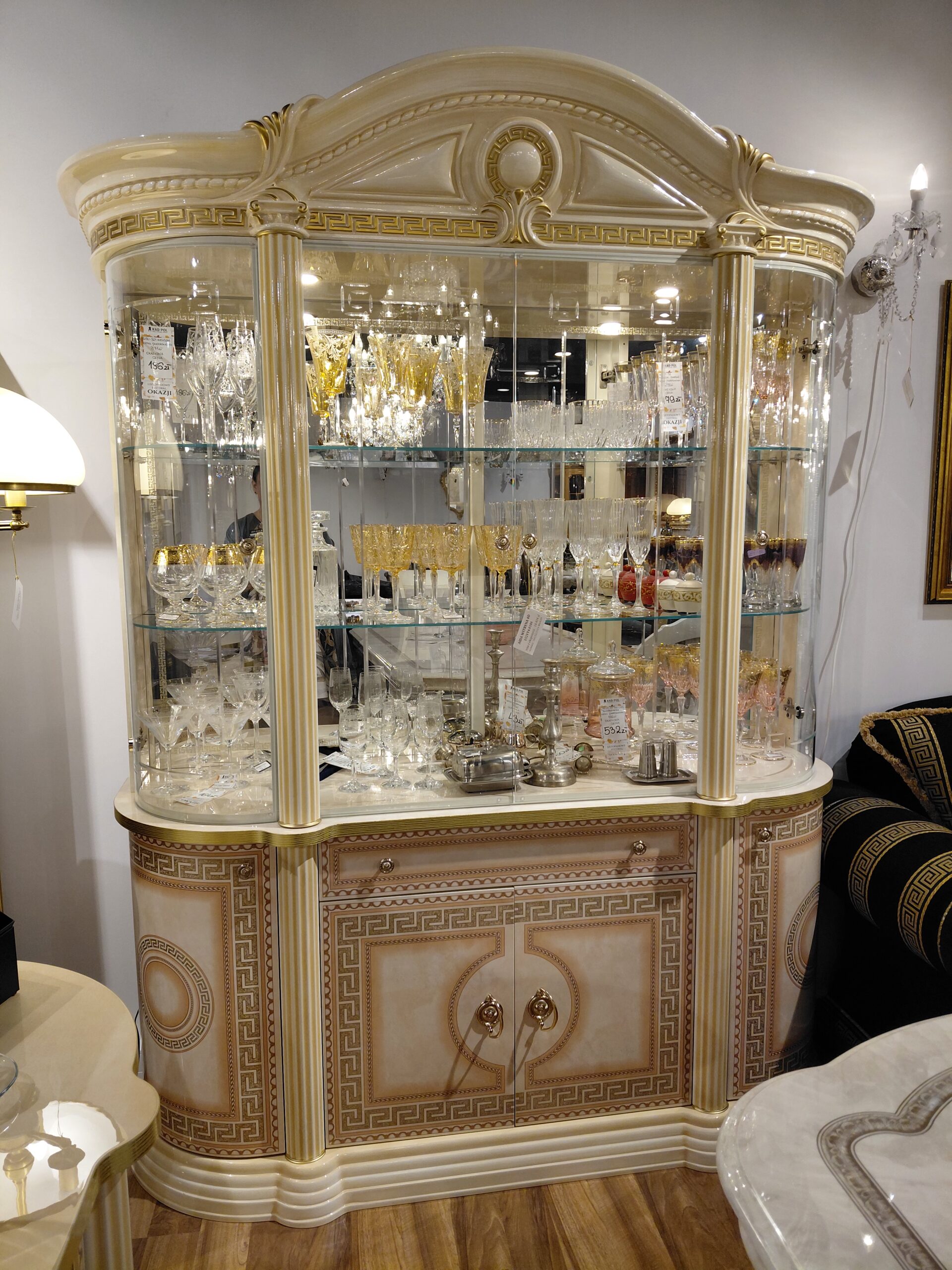 Witryna Aida w kolorze beżowym ze złotymi dekorami, wszystko w wysokim połysku