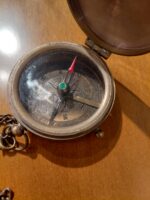 mosiężny kompas z łańcuszkiem (3)