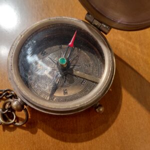 mosiężny kompas z łańcuszkiem (3)