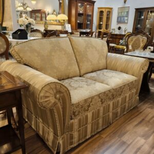 Sofa Nostalgia w złotej tkaninie w medaliony (2)