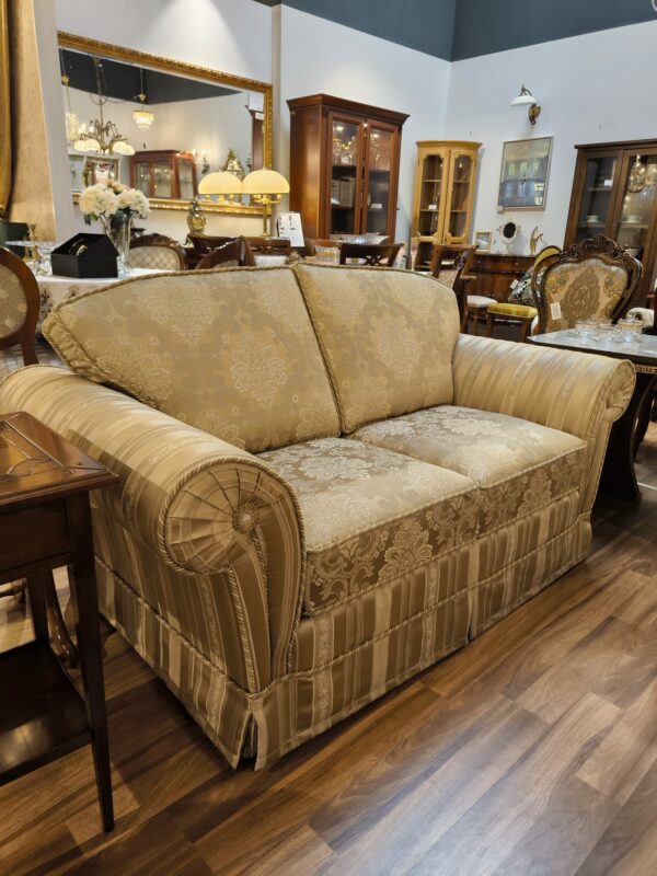 Sofa Nostalgia w złotej tkaninie w medaliony (2)