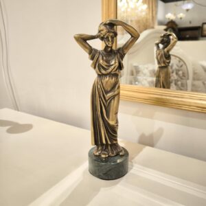 figurka kobieta przed lustrem