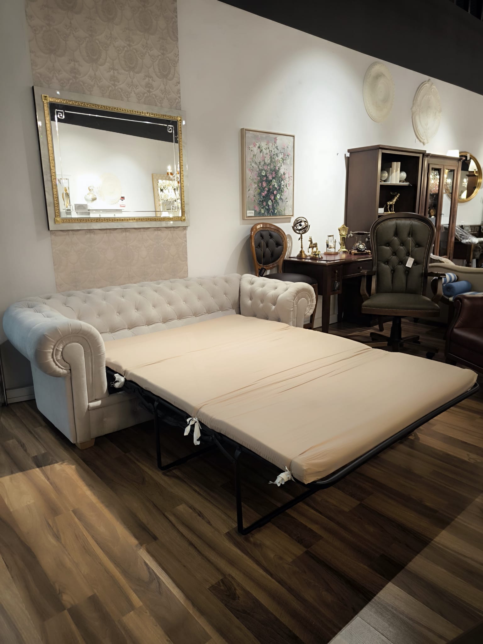 Sofa Manchester w jesno szarej tkaninie pluszowej z głębokim pikowaniem, posiada funkcję spania (1)