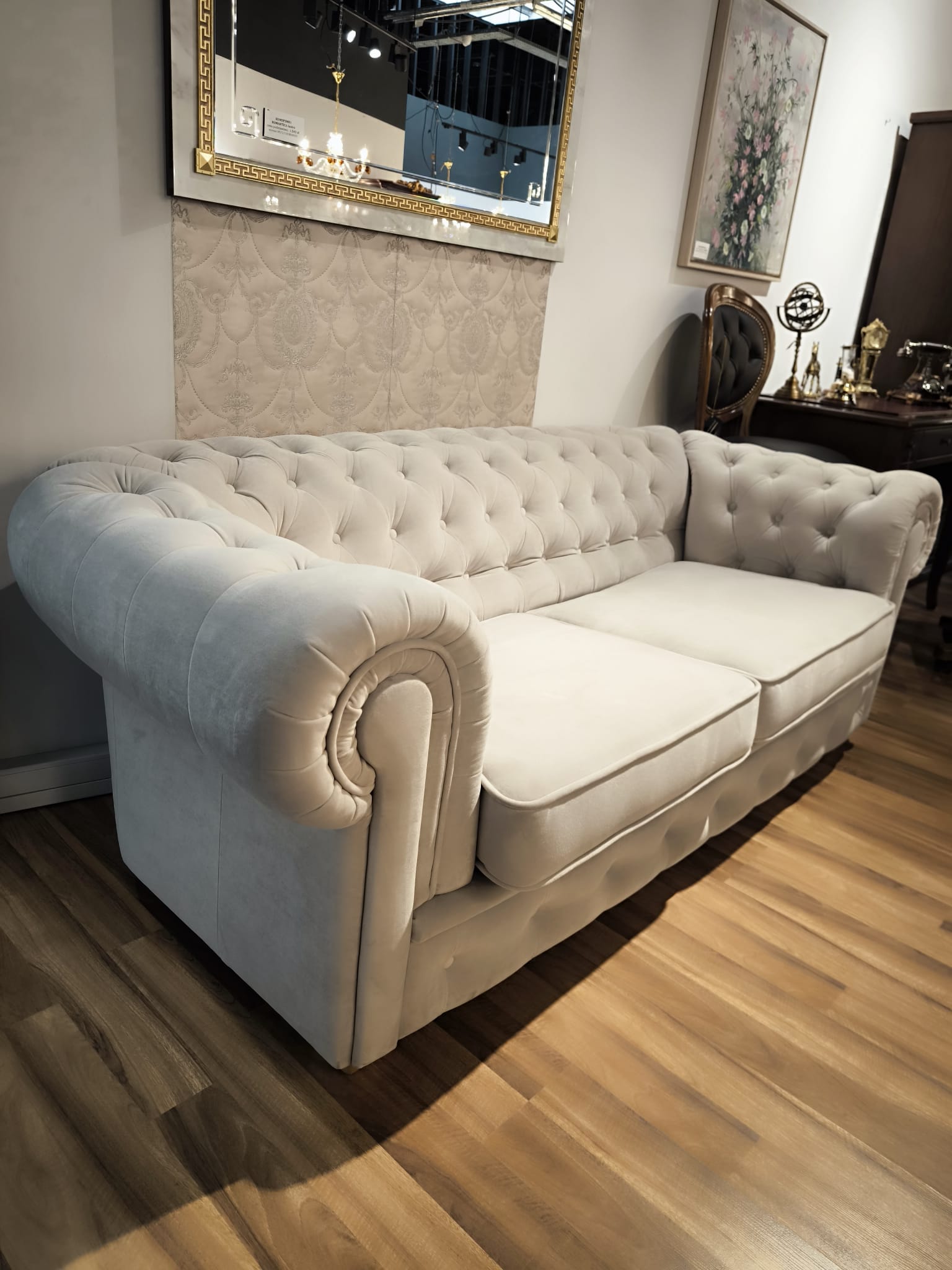 Sofa Manchester w jesno szarej tkaninie pluszowej z głębokim pikowaniem, posiada funkcję spania (3)