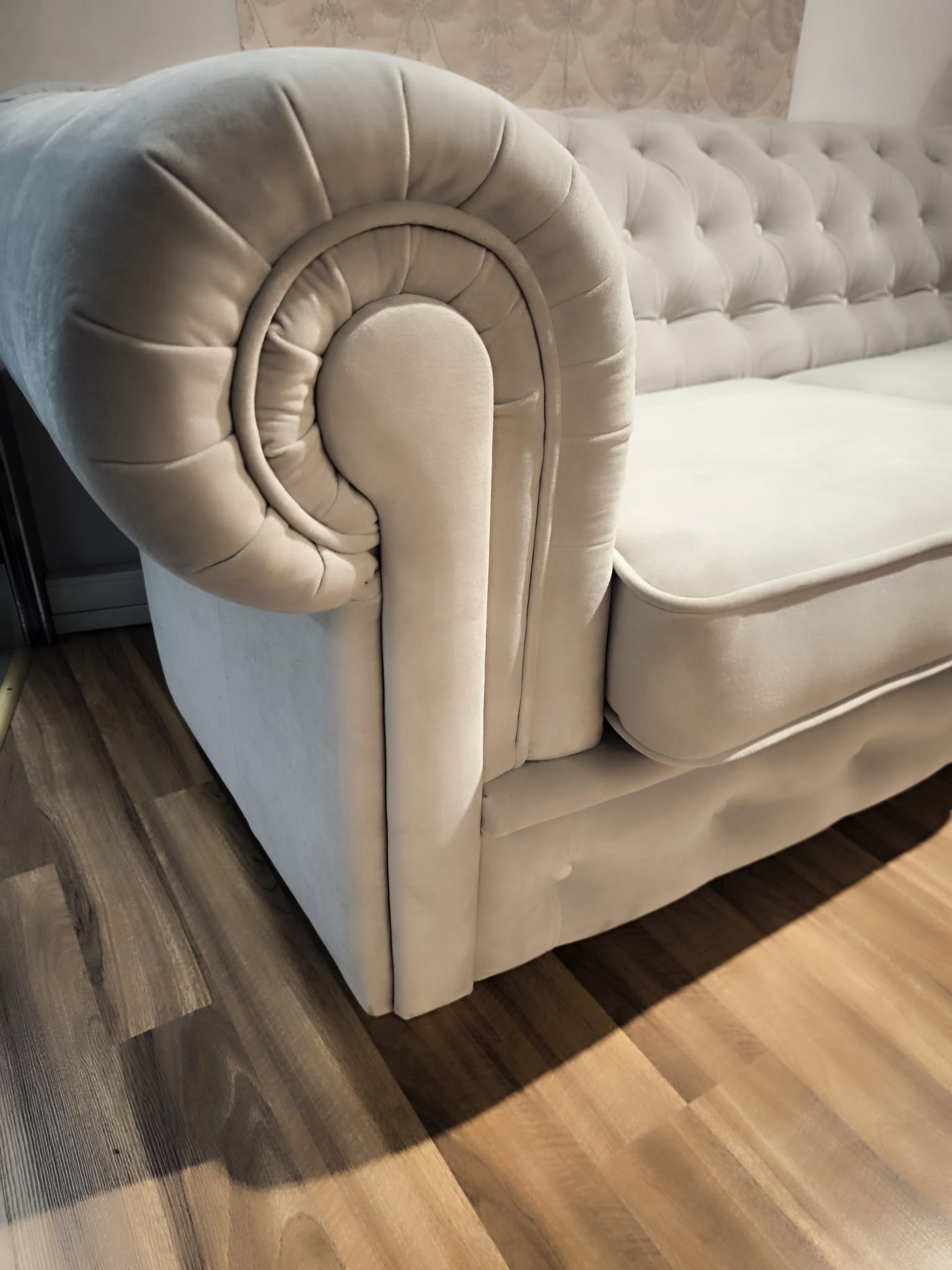 Sofa Manchester w jesno szarej tkaninie pluszowej z głębokim pikowaniem, posiada funkcję spania (4)