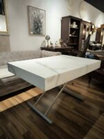 Stół rozkładany Assist w kolorze imitującym jasno szary marmur i podstawą w kolorze szarym (1)