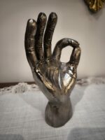 20756 23 Figurka Perfect w kolorze srebrnym patynowanym, przedstawia dłoń ułozoną w znak OK (1)