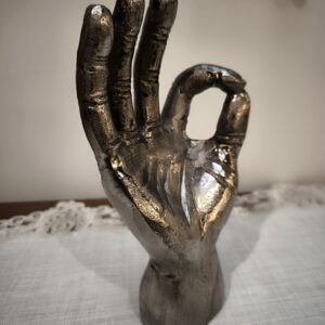 20756 23 Figurka Perfect w kolorze srebrnym patynowanym, przedstawia dłoń ułozoną w znak OK (1)