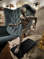 Figurka biegacz wykonana z aluminium na czarnej matowej podstawie (2)