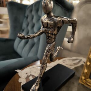Figurka biegacz wykonana z aluminium na czarnej matowej podstawie (2)