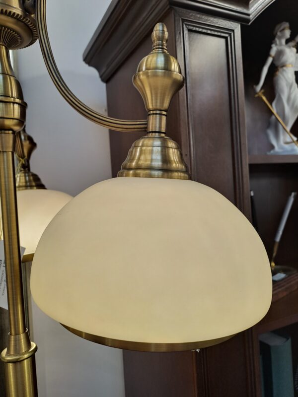 Klasyczna lampa podłogowa z trzema kloszami w kolorze kremowy, podstawa pokryta patynowanym mosiądzem. (1)