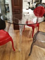 Stół Epoka Piękna z okrągłym szklanym blatem na nogach z przezroczystego poliwęglanu
