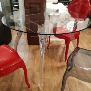 Stół Epoka Piękna z okrągłym szklanym blatem na nogach z przezroczystego poliwęglanu