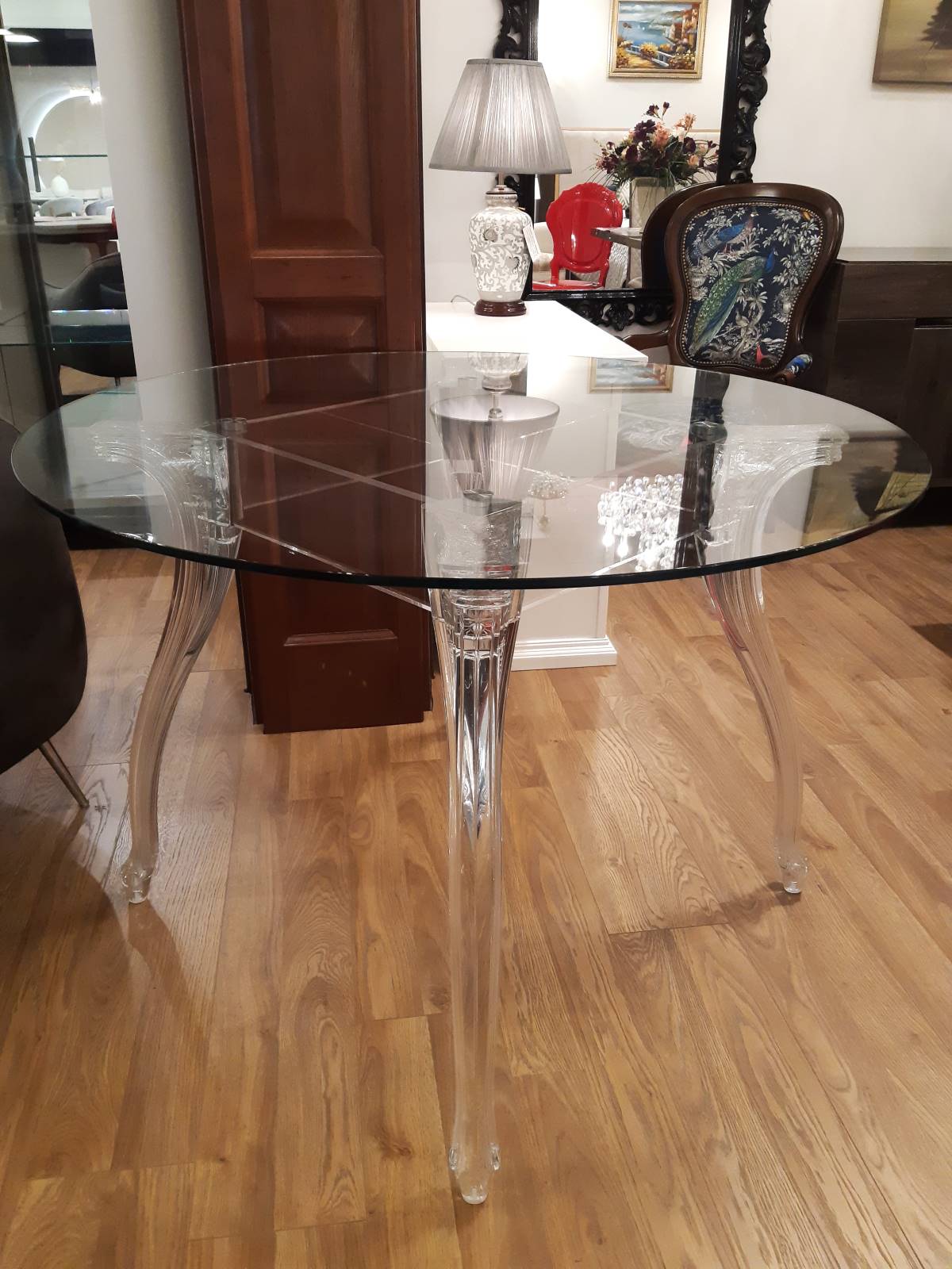 Stół Epoka Piękna z okrągłym szklanym blatem na nogach z przezroczystego poliwęglanu 1