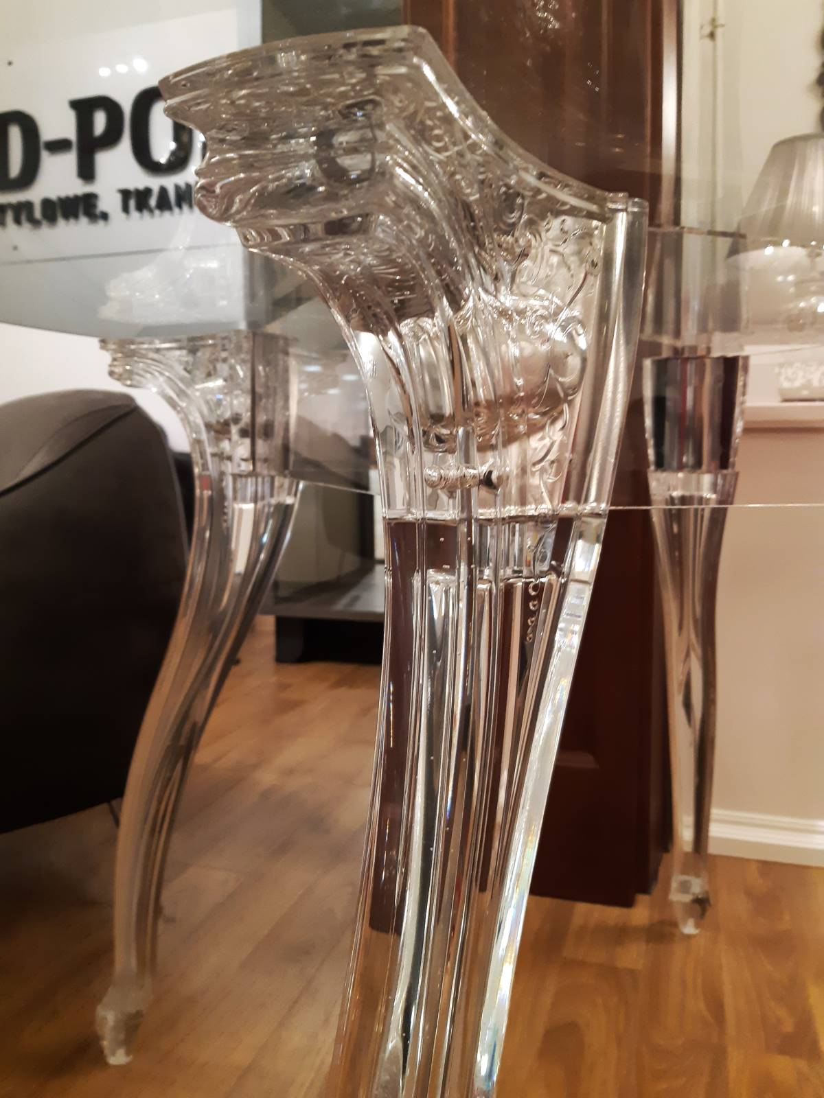 Stół Epoka Piękna z okrągłym szklanym blatem na nogach z przezroczystego poliwęglanu 2