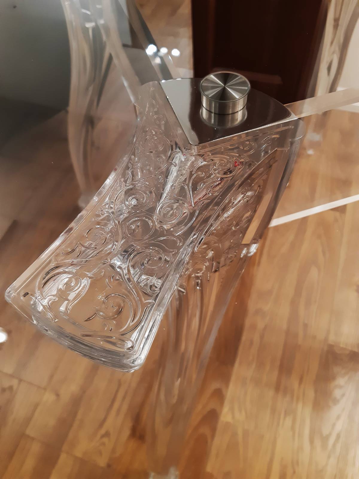 Stół Epoka Piękna z okrągłym szklanym blatem na nogach z przezroczystego poliwęglanu 3