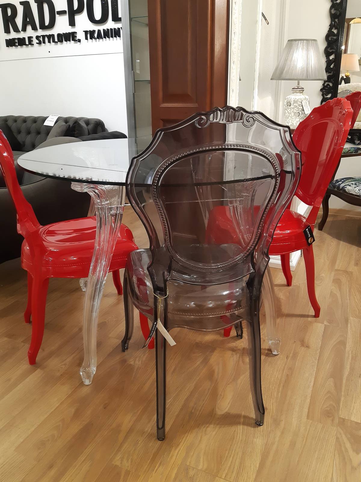 Stół Epoka Piękna z okrągłym szklanym blatem na nogach z przezroczystego poliwęglanu 4