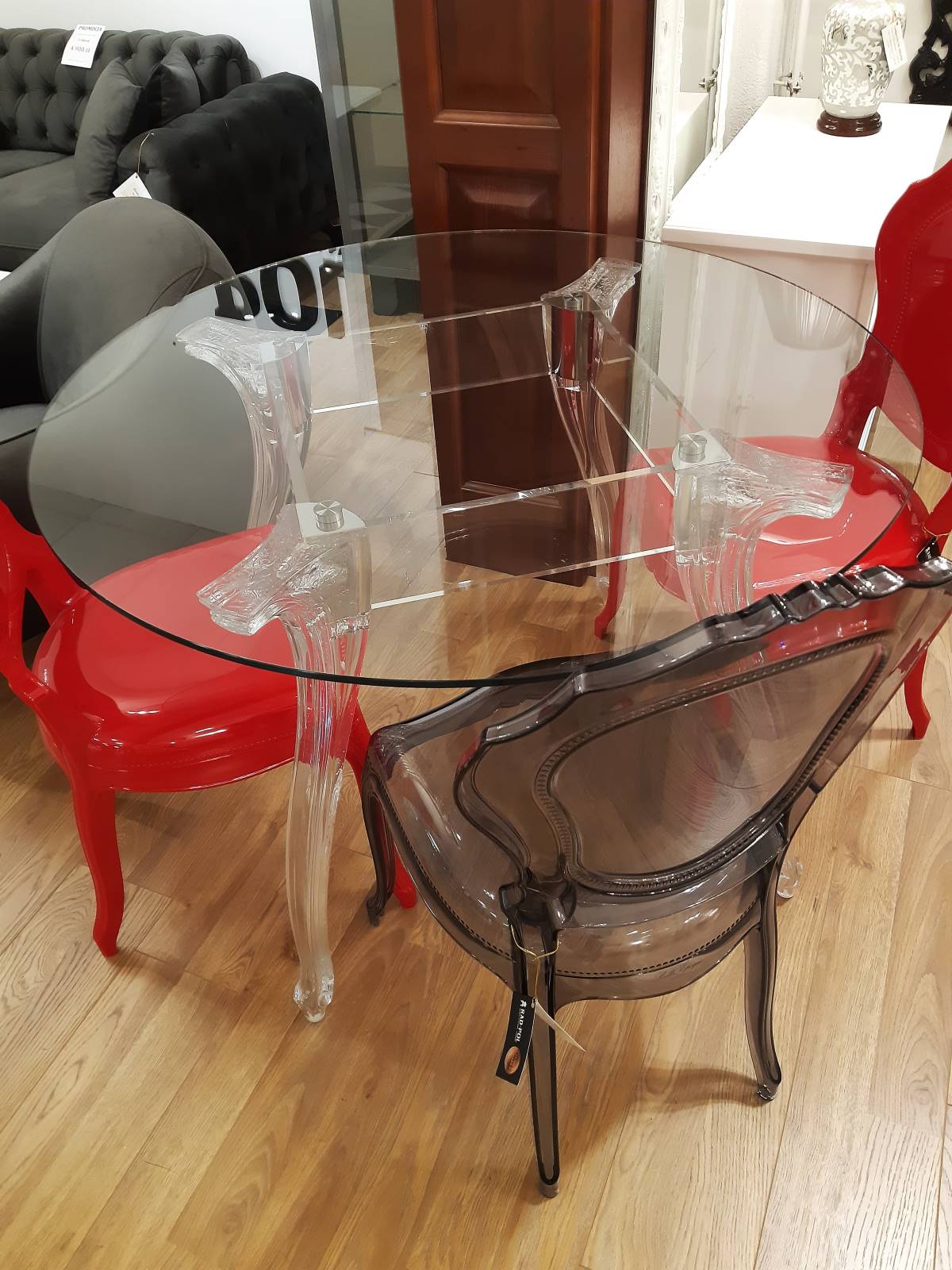 Stół Epoka Piękna z okrągłym szklanym blatem na nogach z przezroczystego poliwęglanu 5
