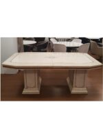 Stół Leonardo II w jasnym kolorze ze złoceniami, na dwóch cokołach