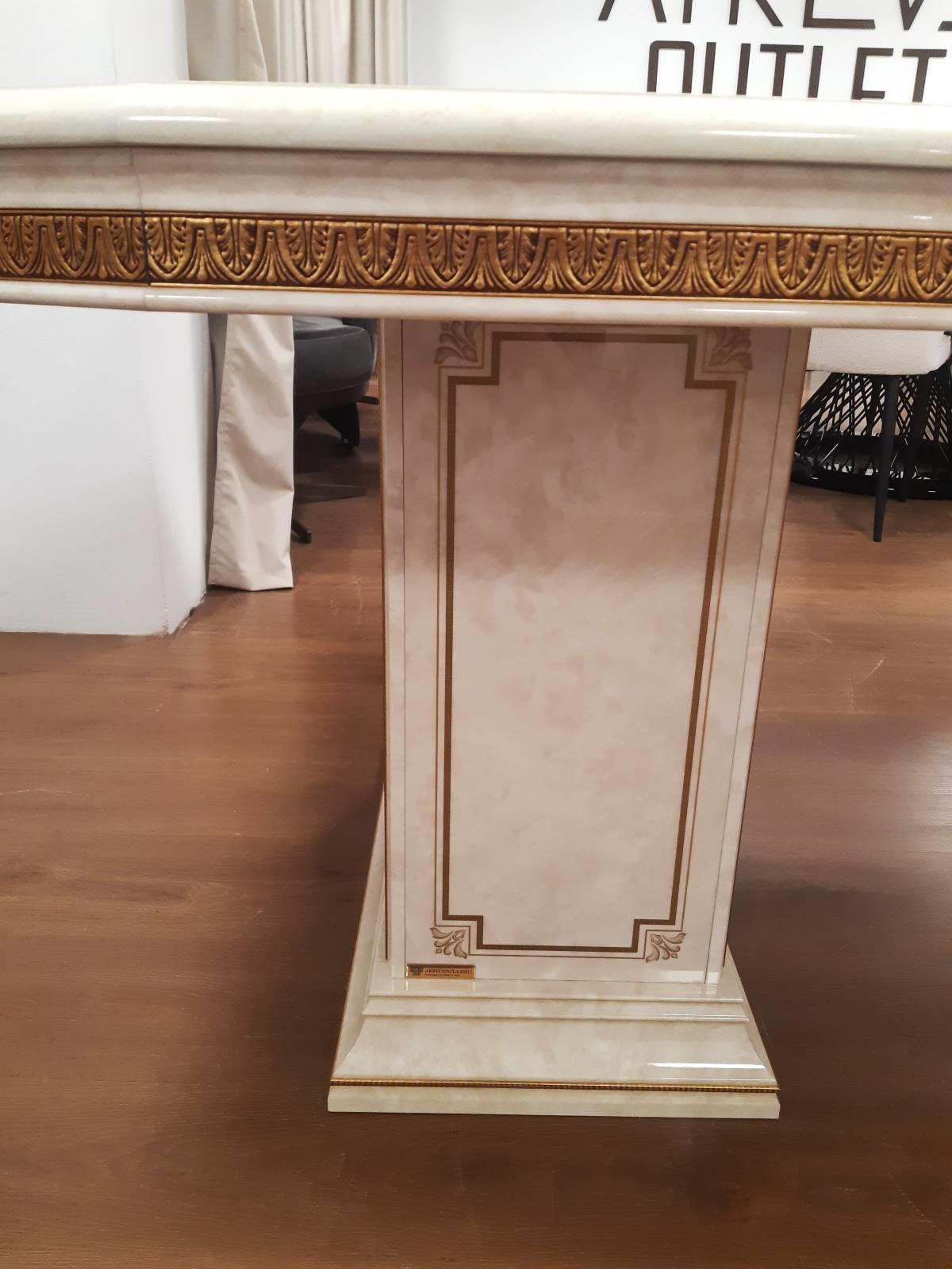 Stół Leonardo II w jasnym kolorze ze złoceniami, na dwóch cokołach 1