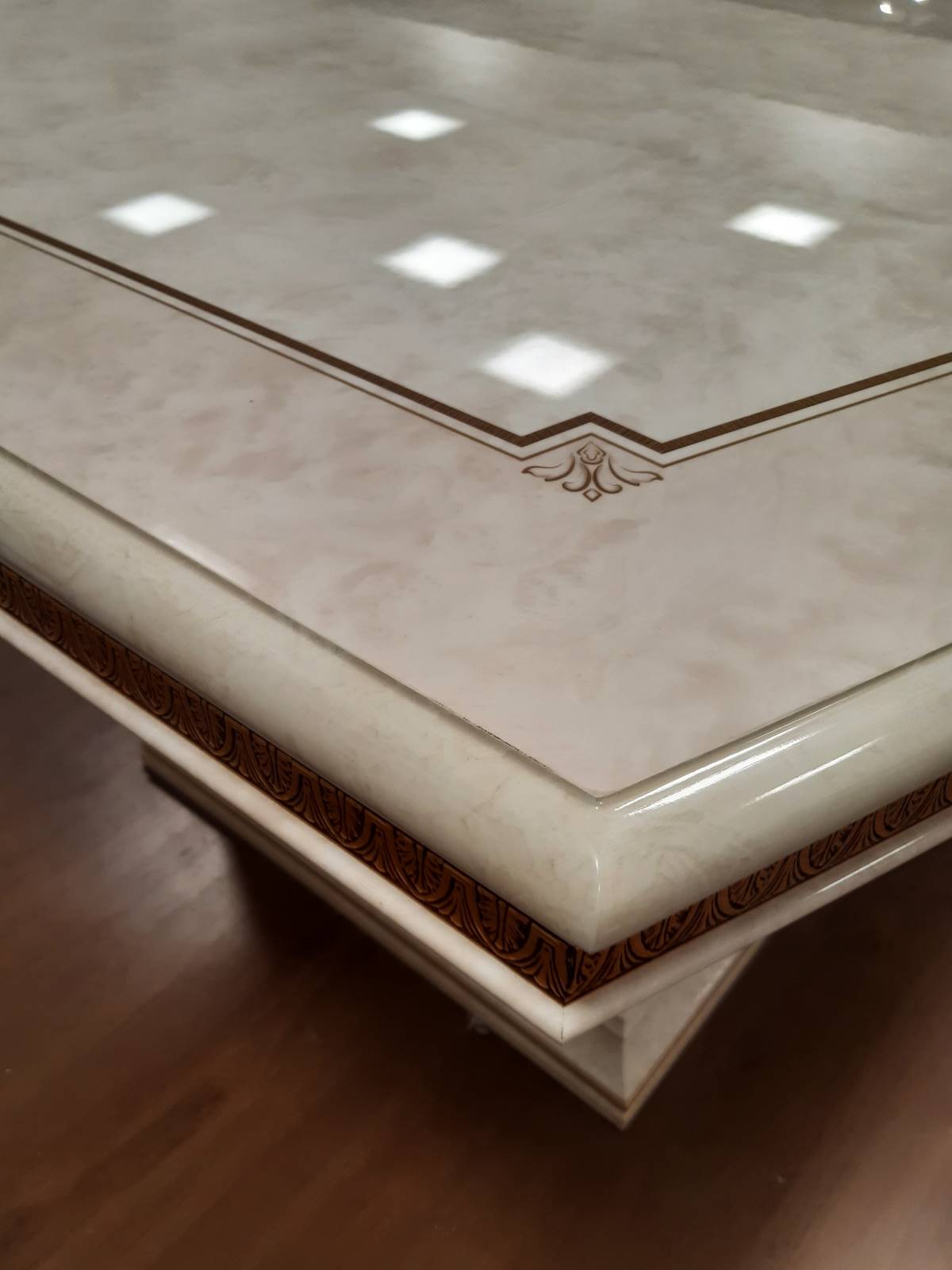 Stół Leonardo II w jasnym kolorze ze złoceniami, na dwóch cokołach 2