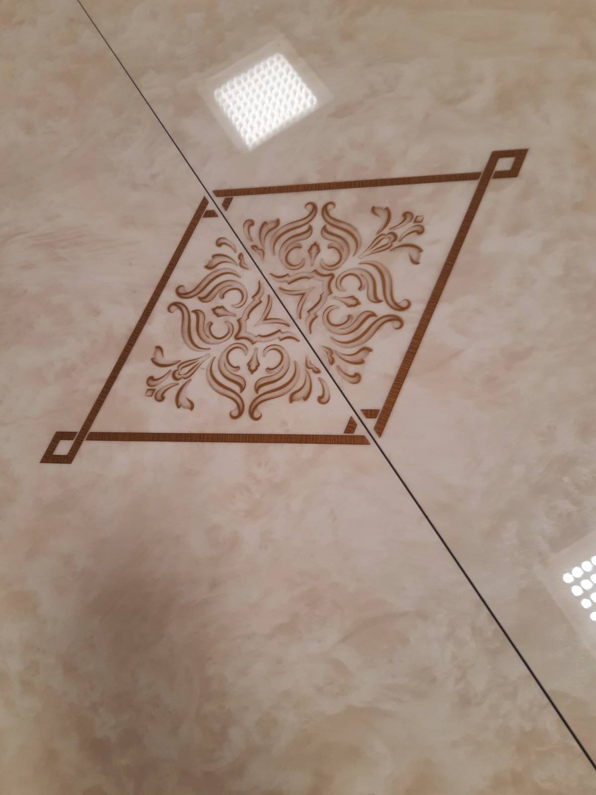 Stół Leonardo II w jasnym kolorze ze złoceniami, na dwóch cokołach 3