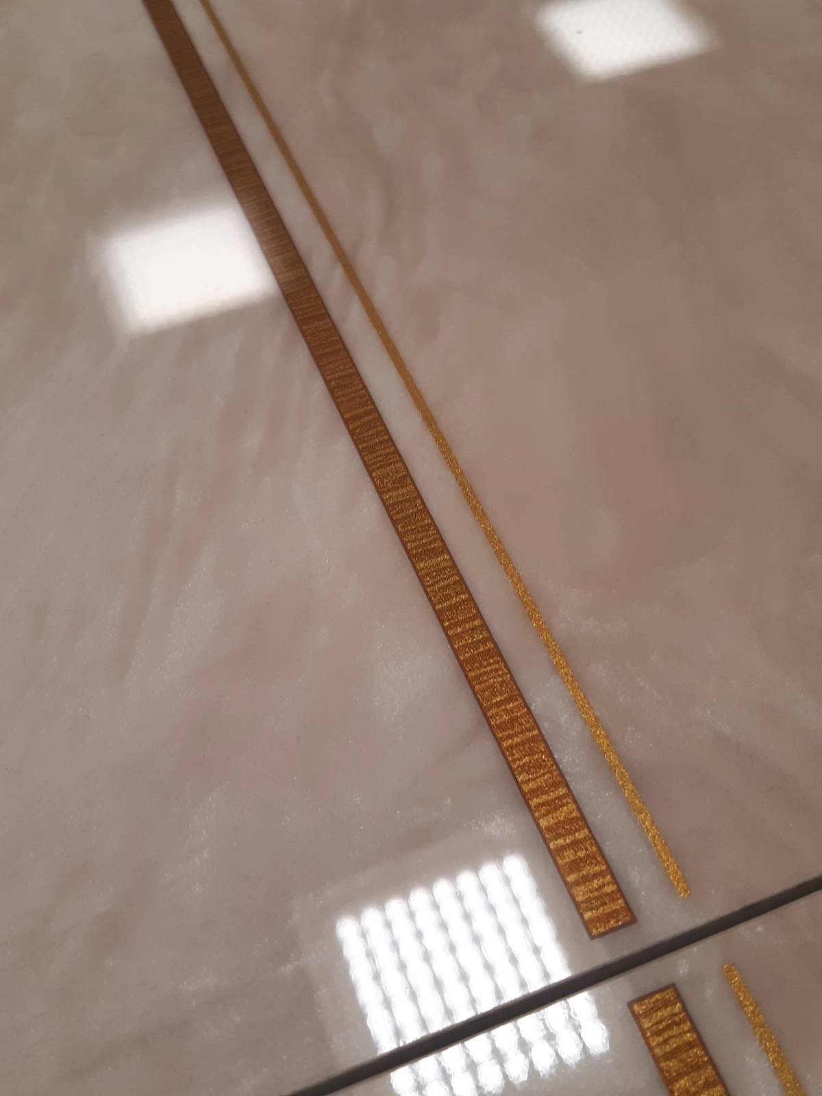 Stół Leonardo II w jasnym kolorze ze złoceniami, na dwóch cokołach 4