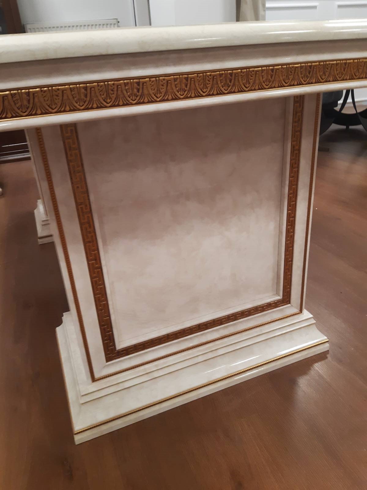 Stół Leonardo II w jasnym kolorze ze złoceniami, na dwóch cokołach 5