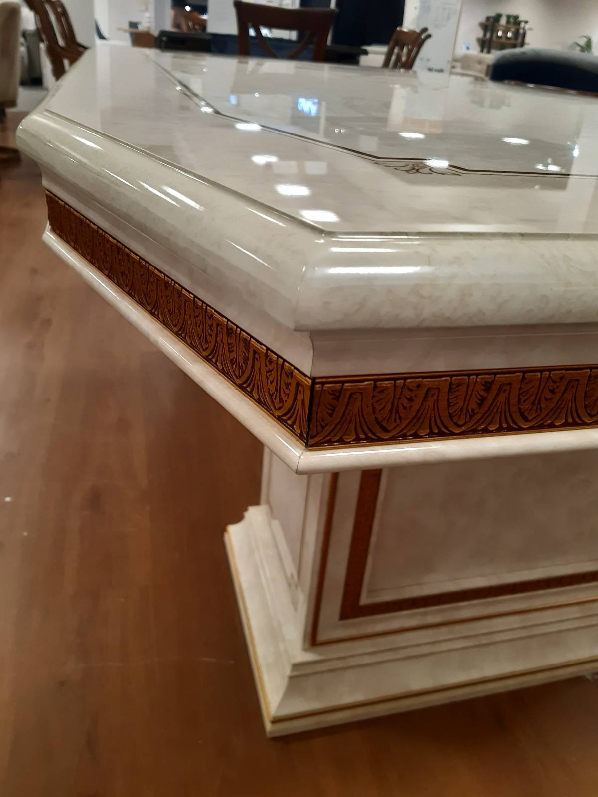 Stół Leonardo II w jasnym kolorze ze złoceniami, na dwóch cokołach 6