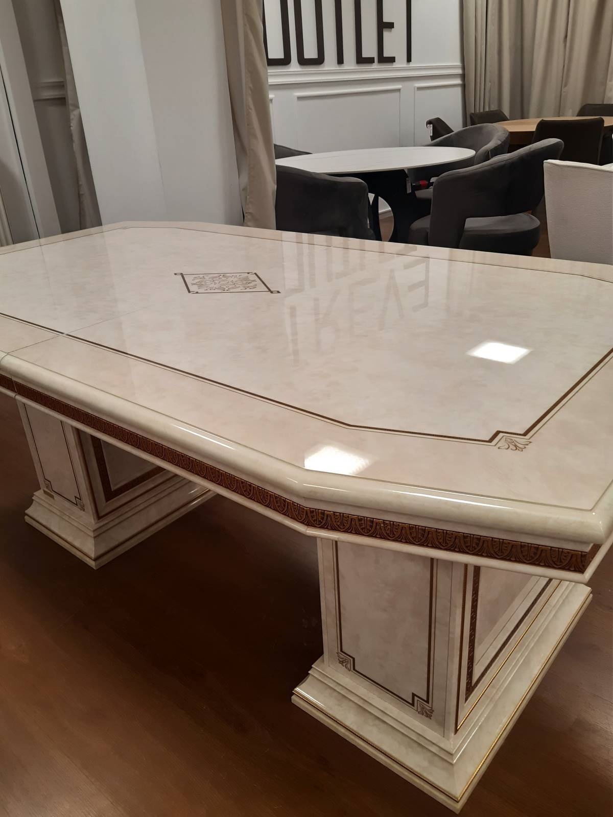 Stół Leonardo II w jasnym kolorze ze złoceniami, na dwóch cokołach 7