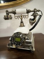 Telefon MADRYT Retro biały z mosiężnymi elementami dekoracyjnymi w pawie (1)