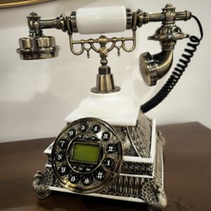 Telefon MADRYT Retro biały z mosiężnymi elementami dekoracyjnymi w pawie (1)