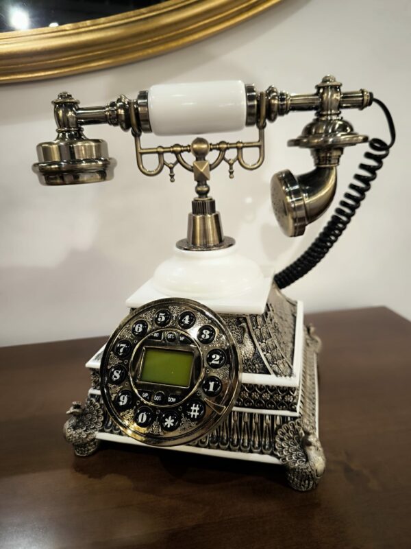 Telefon MADRYT Retro biały z mosiężnymi elementami dekoracyjnymi w pawie (1)