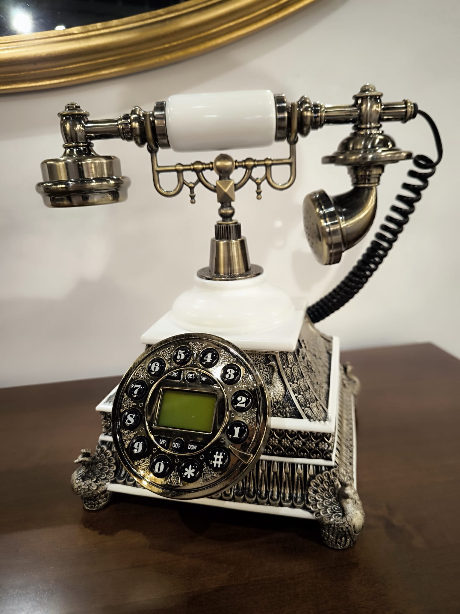 Telefon MADRYT Retro biały z mosiężnymi elementami dekoracyjnymi w pawie (1)