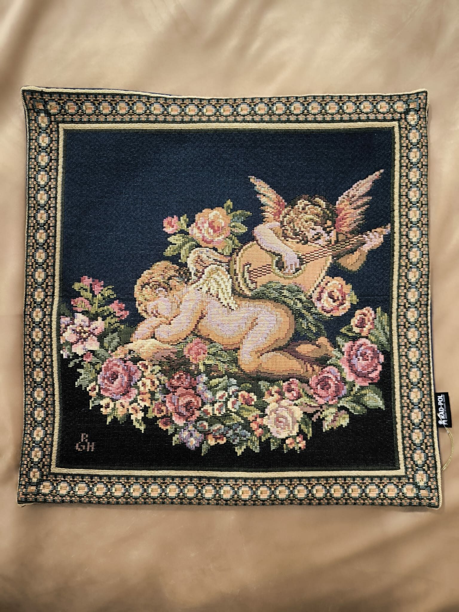 poduszka z motywem aniołków gobelinowa, tył z tkaniny welurowej (2)