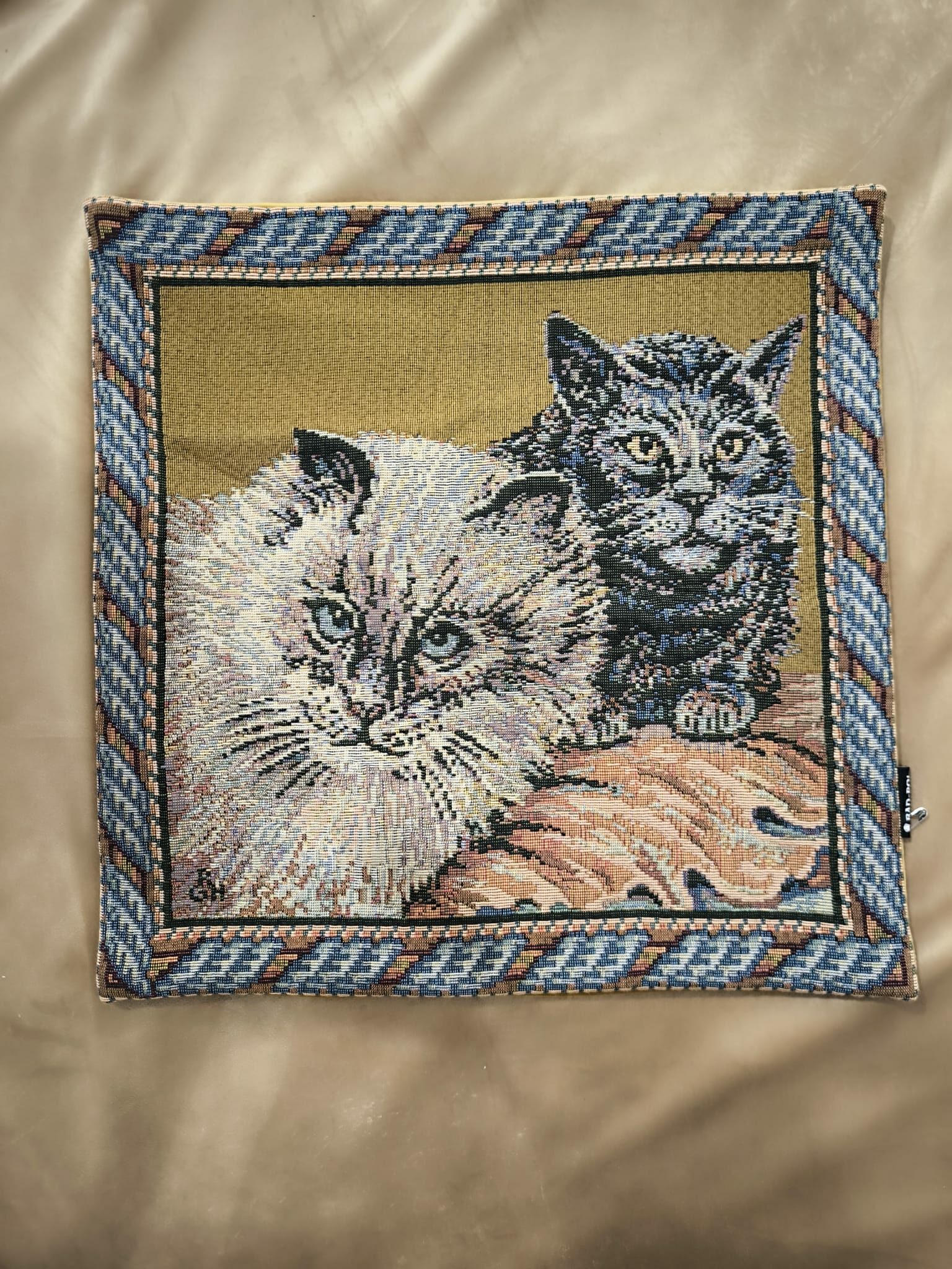 poduszka z motywem kotów gobelinowa, tył z tkaniny welurowej (2)