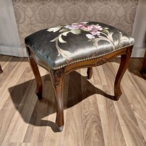 58K puf w zielonej tkaninie z różowym kwiatem