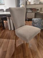 Krzesło Mocca dębowe woskowane nogi, tkanina miękka w dotyku beżowa, gładka o lekkiej strukturze lnu