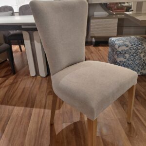 Krzesło Mocca dębowe woskowane nogi, tkanina miękka w dotyku beżowa, gładka o lekkiej strukturze lnu